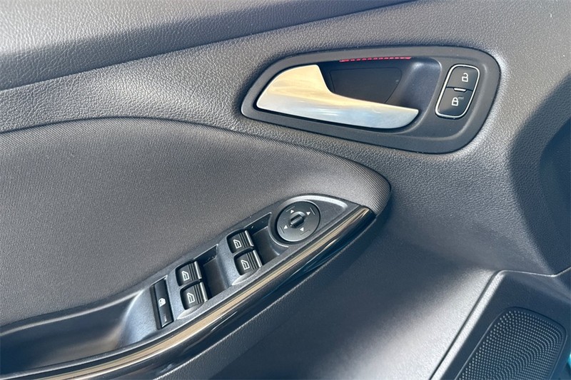 Ford Focus Hatchback Vehicle Full-screen Gallery Image 11