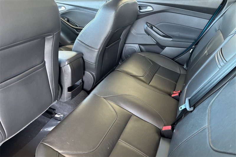 Ford Focus Hatchback Vehicle Full-screen Gallery Image 12
