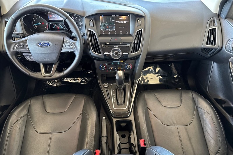 Ford Focus Hatchback Vehicle Full-screen Gallery Image 13
