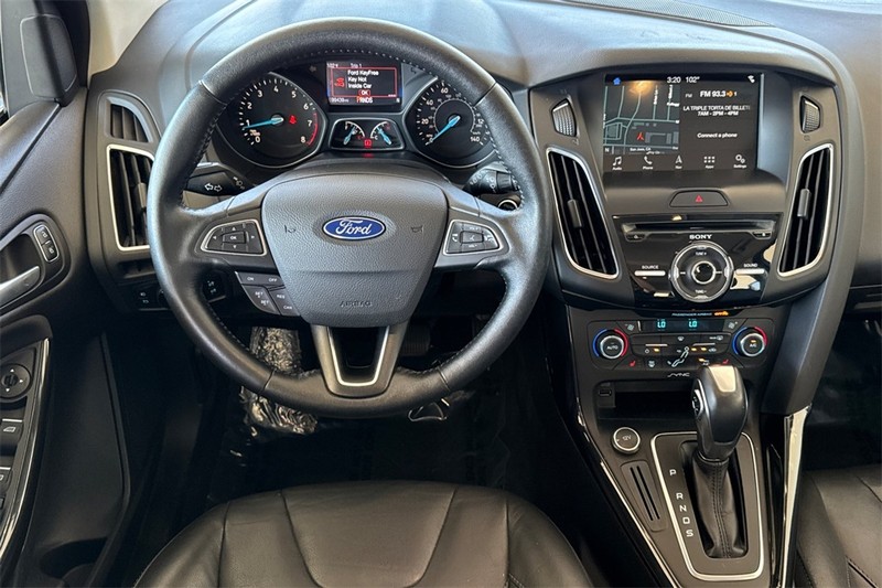 Ford Focus Hatchback Vehicle Full-screen Gallery Image 14