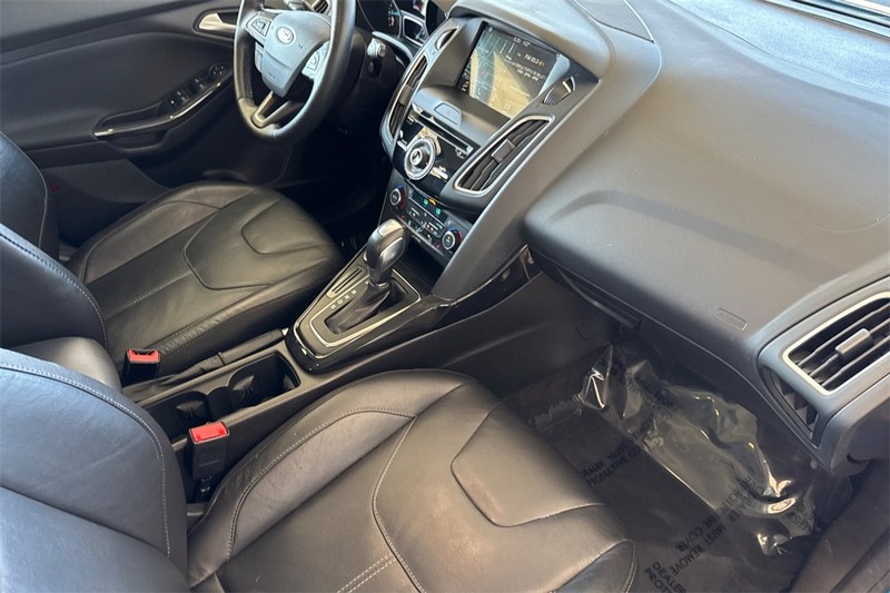 Ford Focus Hatchback Vehicle Full-screen Gallery Image 15