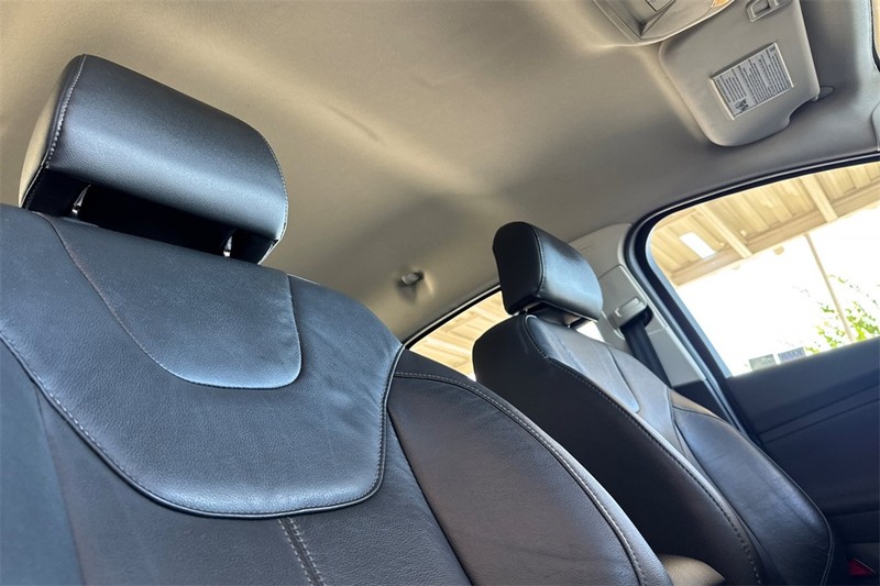 Ford Focus Hatchback Vehicle Full-screen Gallery Image 16