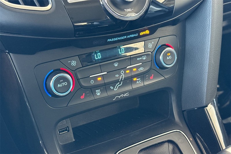Ford Focus Hatchback Vehicle Full-screen Gallery Image 20