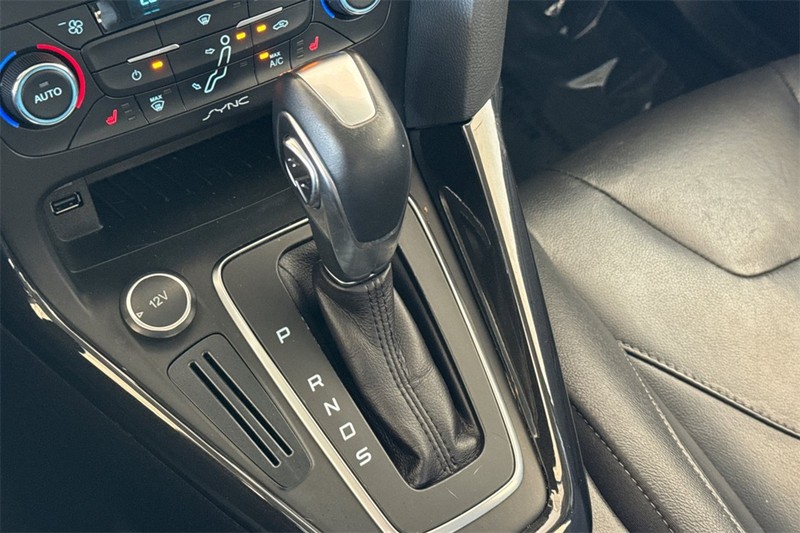 Ford Focus Hatchback Vehicle Full-screen Gallery Image 21