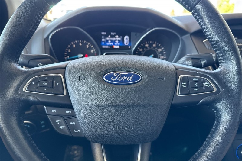 Ford Focus Hatchback Vehicle Full-screen Gallery Image 23