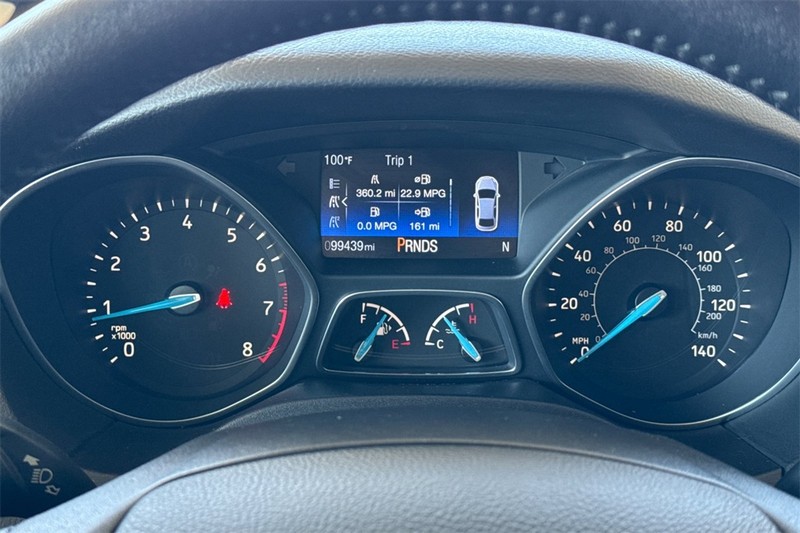 Ford Focus Hatchback Vehicle Full-screen Gallery Image 24