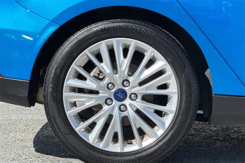 Ford Focus Hatchback Vehicle Full-screen Gallery Image 26