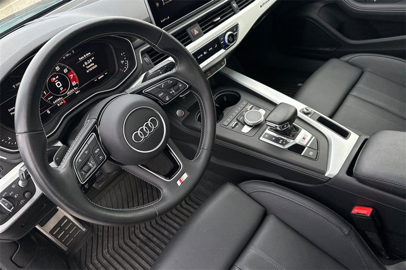 Audi S4 Vehicle Full-screen Gallery Image 10