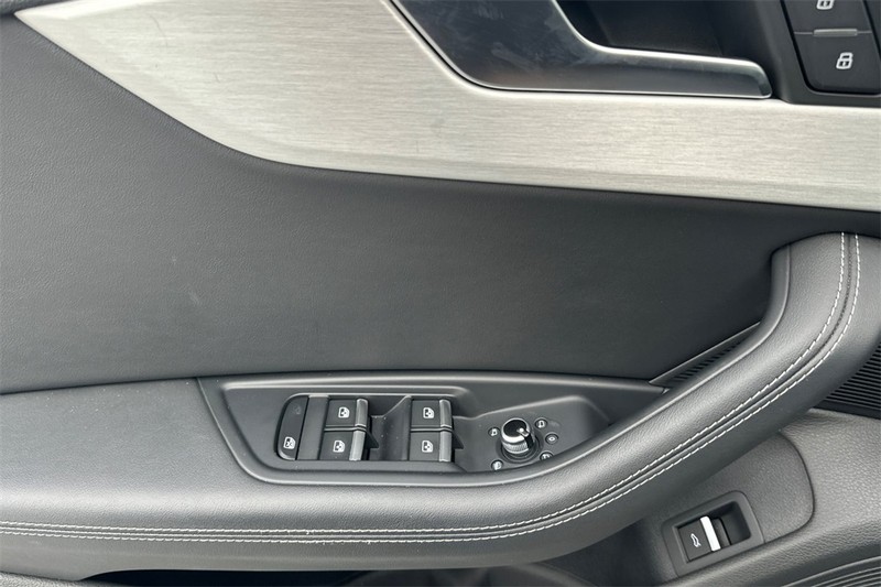 Audi S4 Vehicle Full-screen Gallery Image 11