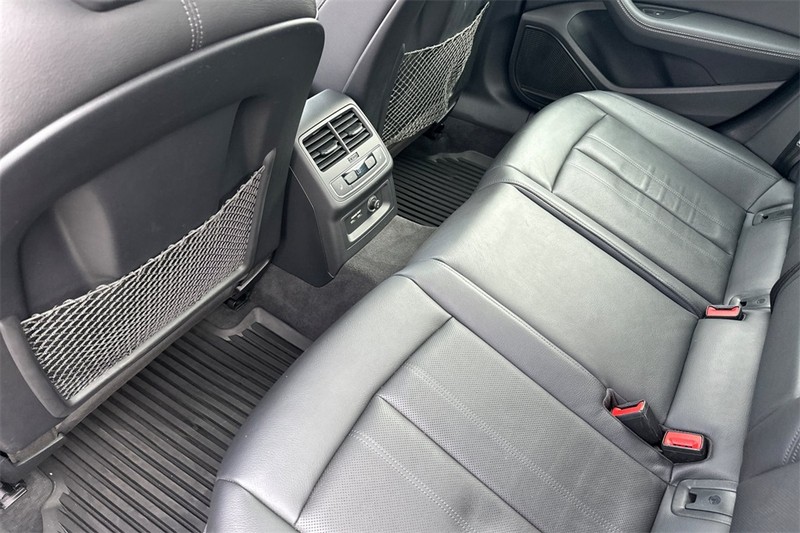 Audi S4 Vehicle Full-screen Gallery Image 12