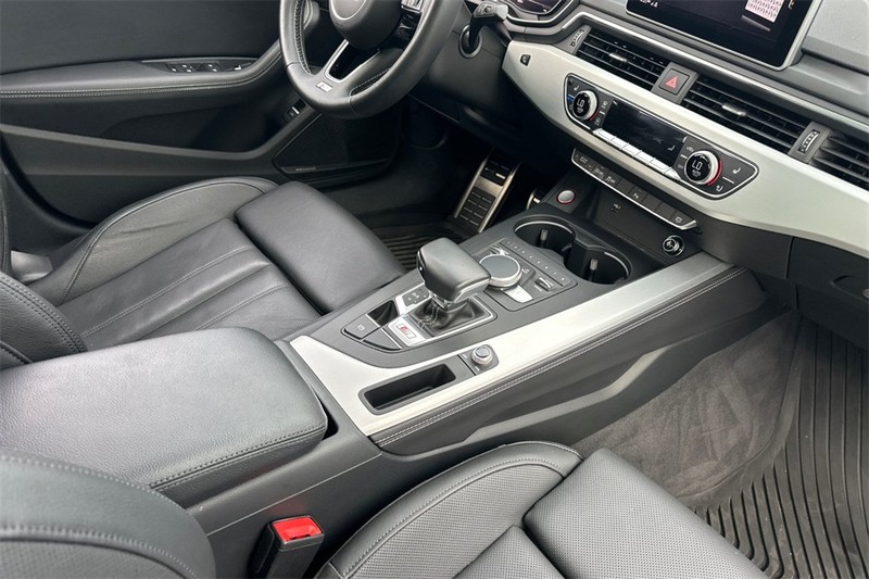 Audi S4 Vehicle Full-screen Gallery Image 15