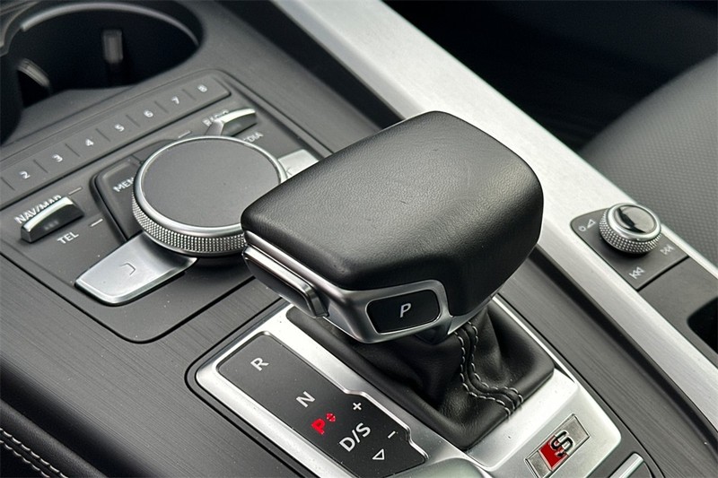 Audi S4 Vehicle Full-screen Gallery Image 21