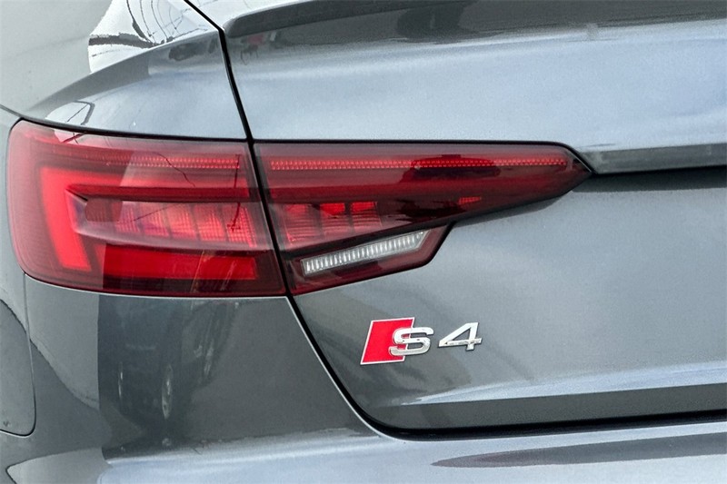 Audi S4 Vehicle Full-screen Gallery Image 26