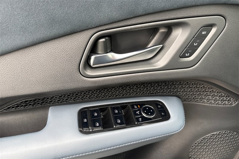 Nissan ARIYA Vehicle Full-screen Gallery Image 11