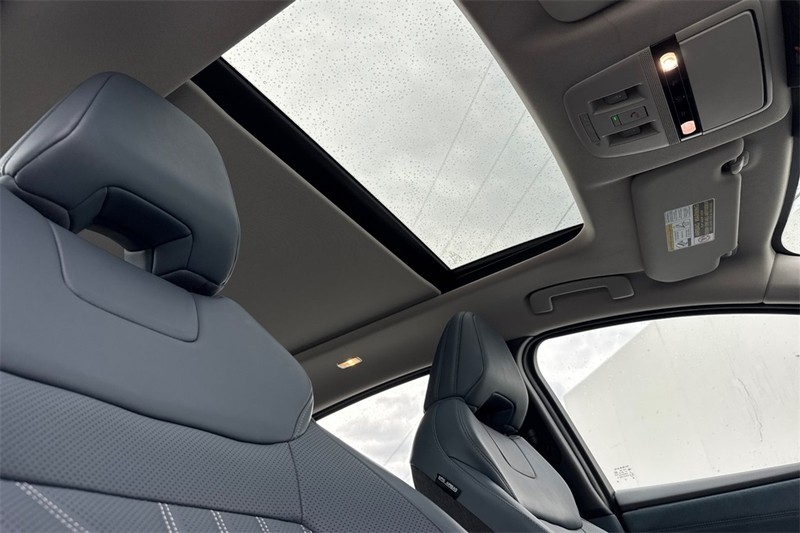 Nissan ARIYA Vehicle Full-screen Gallery Image 16