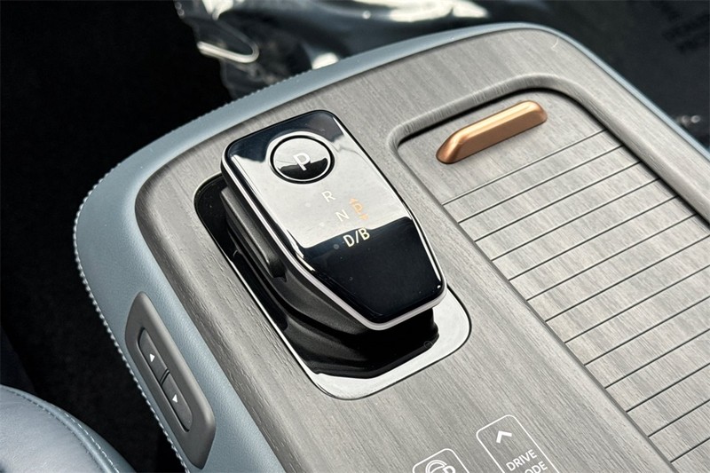 Nissan ARIYA Vehicle Full-screen Gallery Image 21