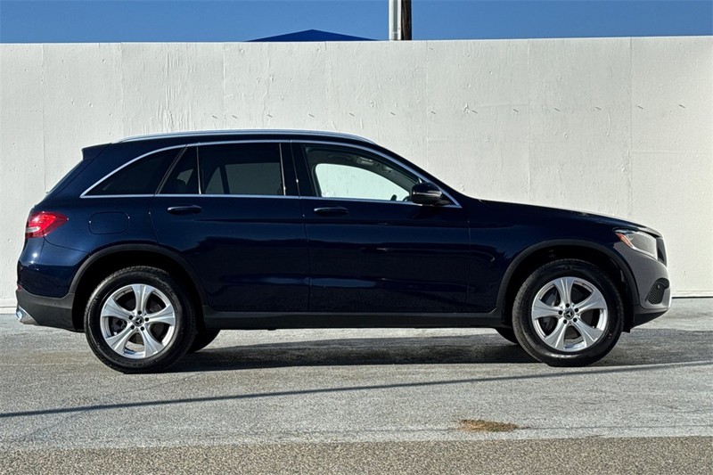 Mercedes-Benz GLC Vehicle Full-screen Gallery Image 03