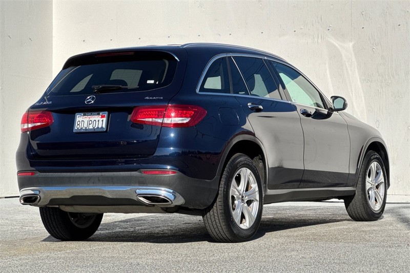 Mercedes-Benz GLC Vehicle Full-screen Gallery Image 04