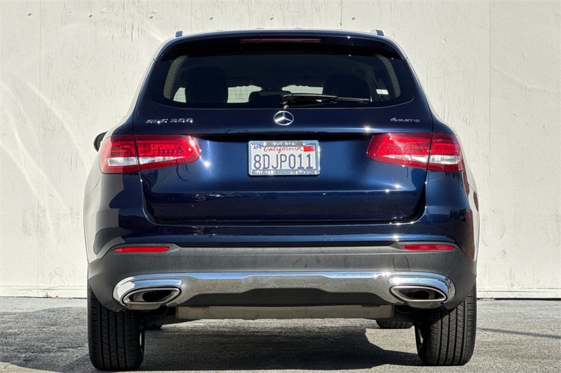 Mercedes-Benz GLC Vehicle Full-screen Gallery Image 05