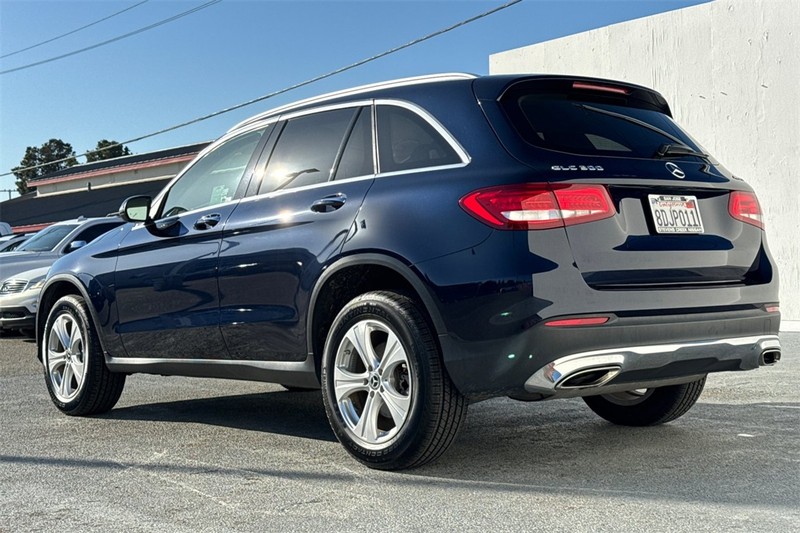 Mercedes-Benz GLC Vehicle Full-screen Gallery Image 06