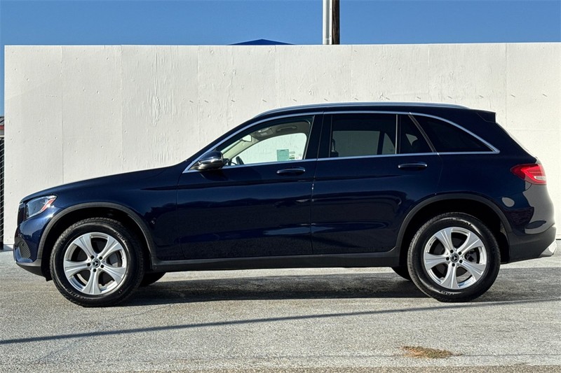 Mercedes-Benz GLC Vehicle Full-screen Gallery Image 07