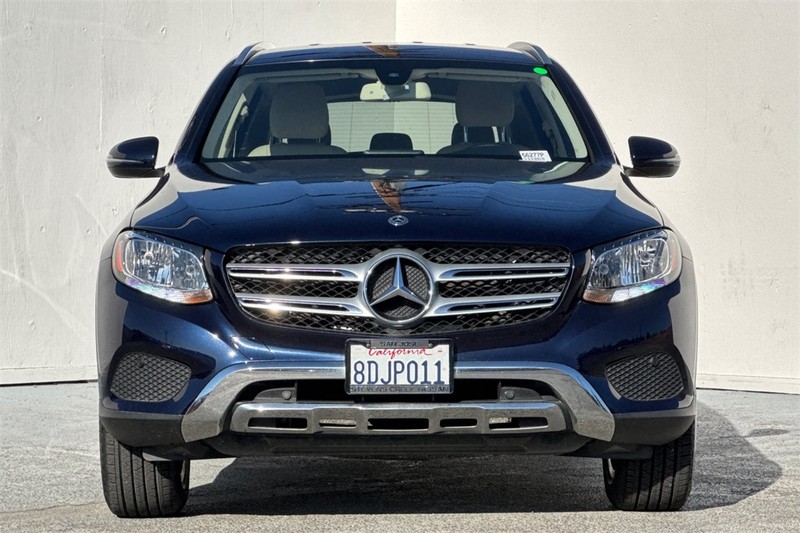 Mercedes-Benz GLC Vehicle Full-screen Gallery Image 09