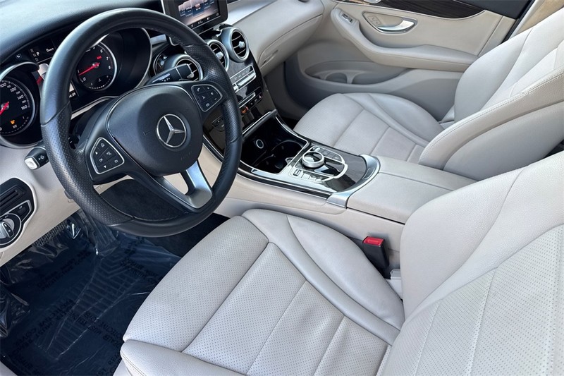 Mercedes-Benz GLC Vehicle Full-screen Gallery Image 10