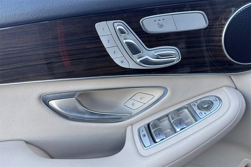 Mercedes-Benz GLC Vehicle Full-screen Gallery Image 11