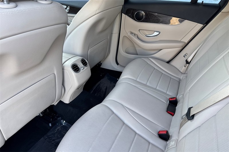 Mercedes-Benz GLC Vehicle Full-screen Gallery Image 12