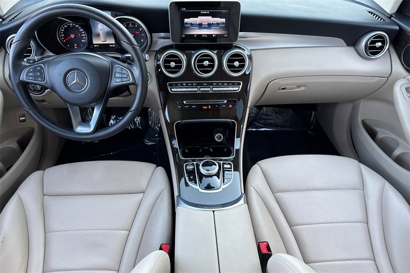 Mercedes-Benz GLC Vehicle Full-screen Gallery Image 13