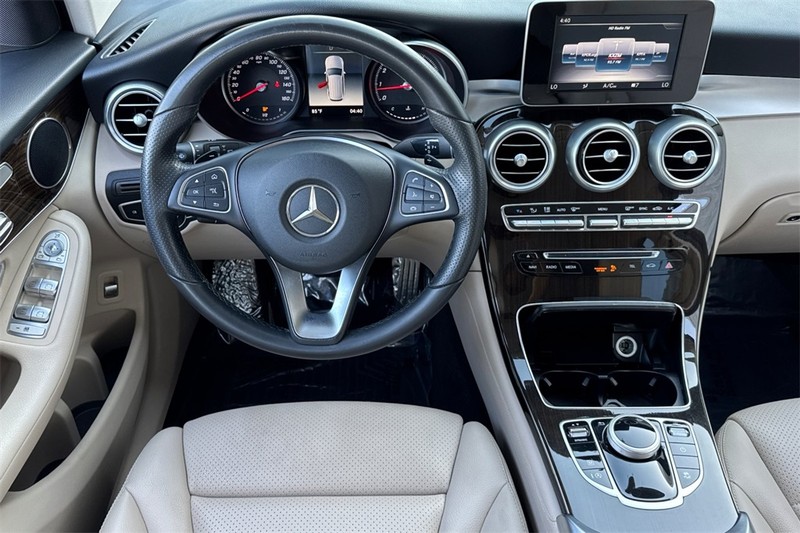 Mercedes-Benz GLC Vehicle Full-screen Gallery Image 14
