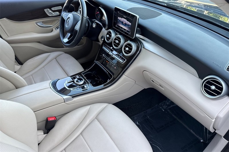 Mercedes-Benz GLC Vehicle Full-screen Gallery Image 15