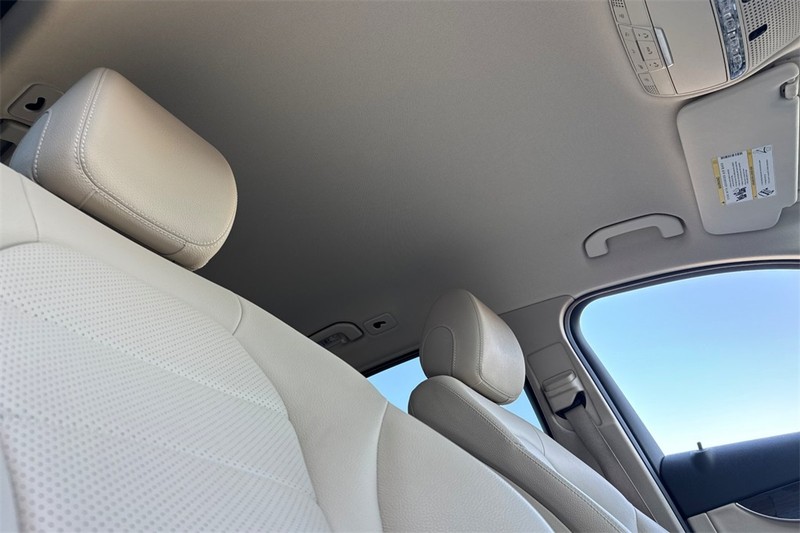 Mercedes-Benz GLC Vehicle Full-screen Gallery Image 16