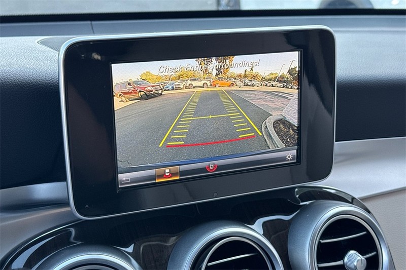 Mercedes-Benz GLC Vehicle Full-screen Gallery Image 18