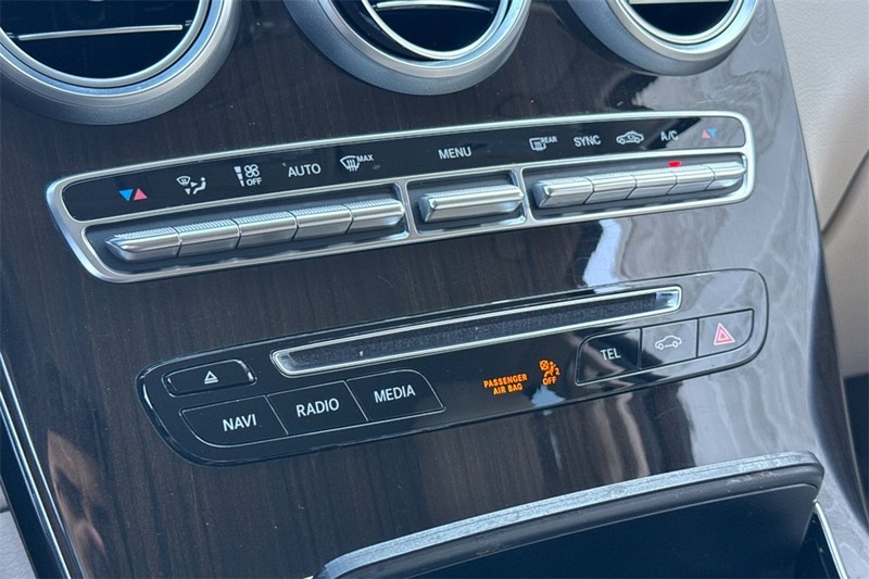 Mercedes-Benz GLC Vehicle Full-screen Gallery Image 19