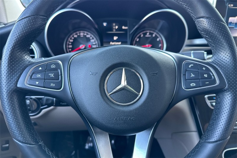 Mercedes-Benz GLC Vehicle Full-screen Gallery Image 22