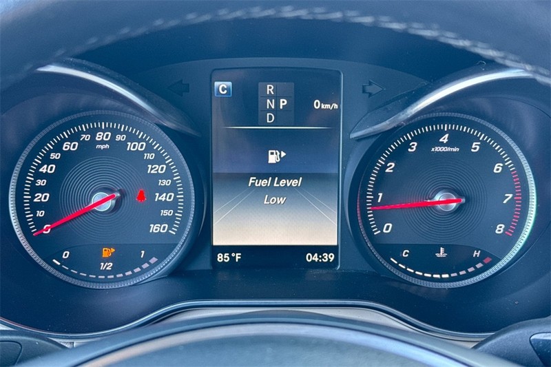 Mercedes-Benz GLC Vehicle Full-screen Gallery Image 23