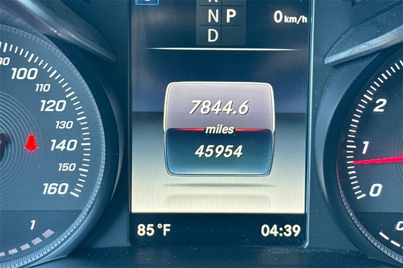 Mercedes-Benz GLC Vehicle Full-screen Gallery Image 24