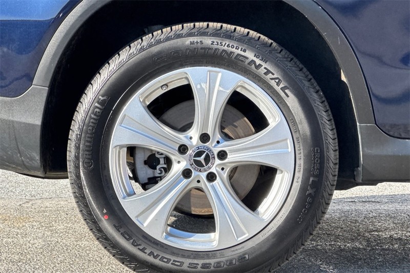 Mercedes-Benz GLC Vehicle Full-screen Gallery Image 25