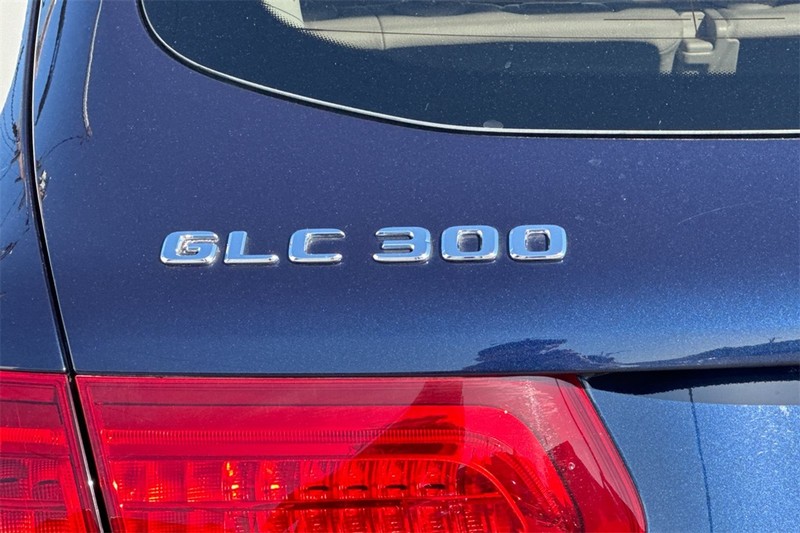 Mercedes-Benz GLC Vehicle Full-screen Gallery Image 26