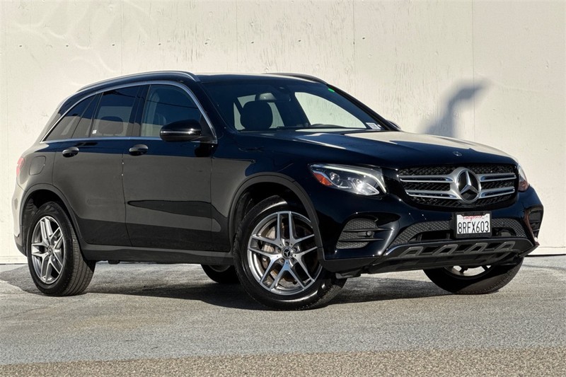 Mercedes-Benz GLC Vehicle Full-screen Gallery Image 02