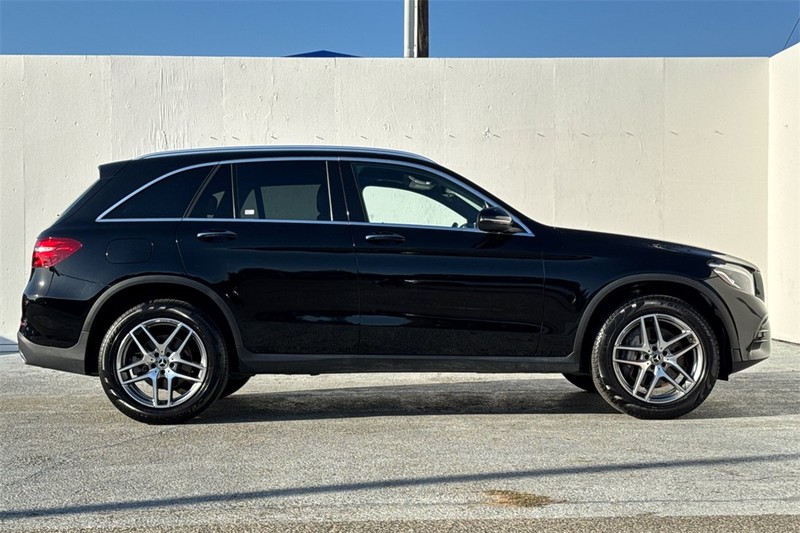 Mercedes-Benz GLC Vehicle Full-screen Gallery Image 03