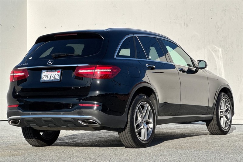 Mercedes-Benz GLC Vehicle Full-screen Gallery Image 04