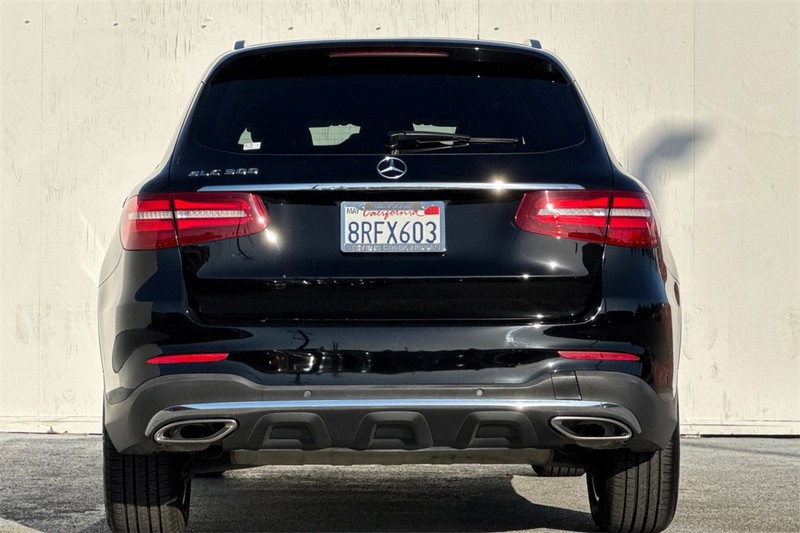 Mercedes-Benz GLC Vehicle Full-screen Gallery Image 05