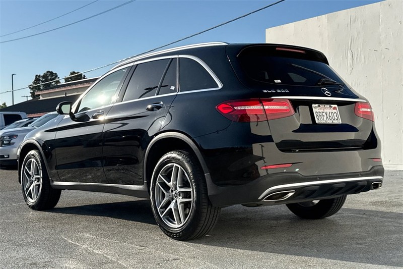 Mercedes-Benz GLC Vehicle Full-screen Gallery Image 06