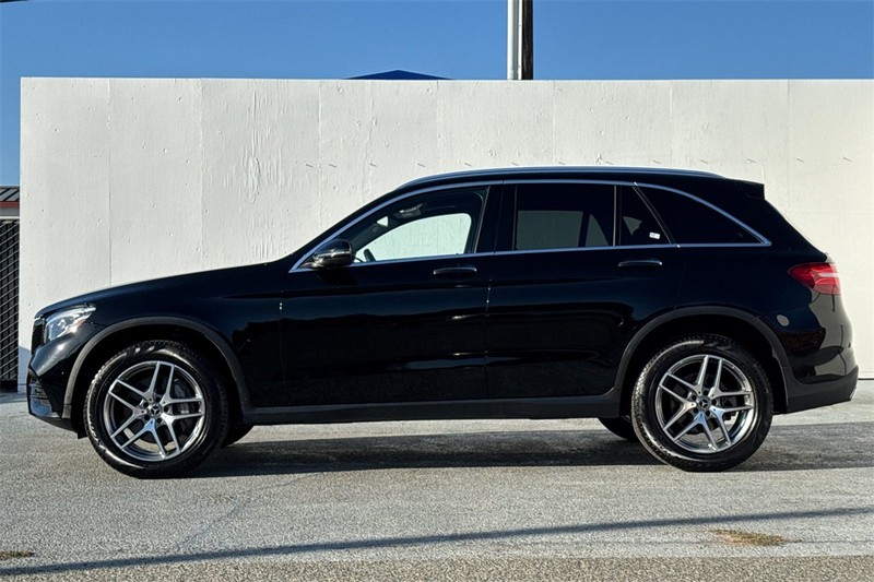 Mercedes-Benz GLC Vehicle Full-screen Gallery Image 07