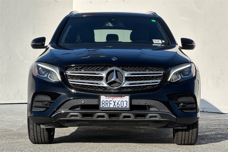 Mercedes-Benz GLC Vehicle Full-screen Gallery Image 09