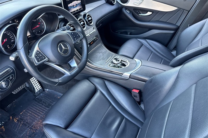 Mercedes-Benz GLC Vehicle Full-screen Gallery Image 10