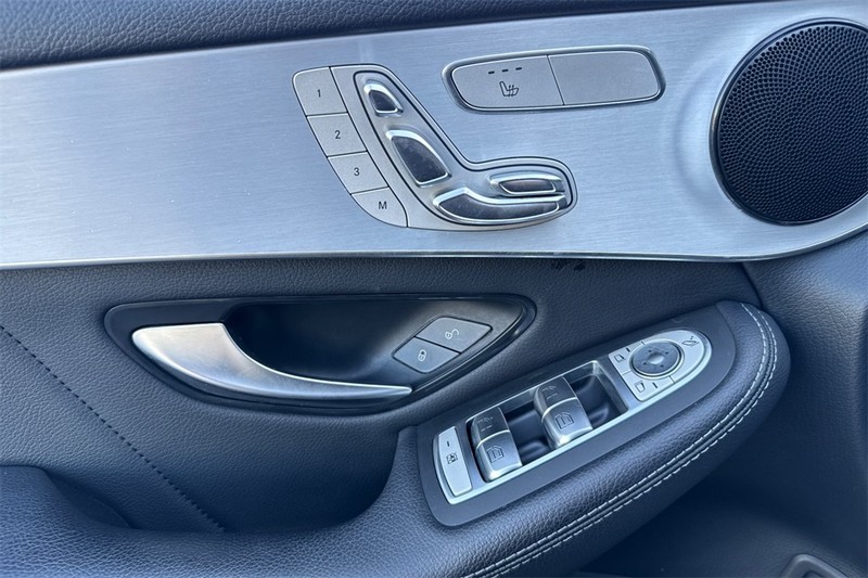 Mercedes-Benz GLC Vehicle Full-screen Gallery Image 11