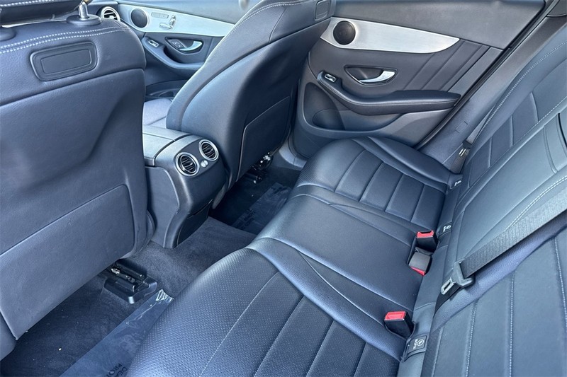 Mercedes-Benz GLC Vehicle Full-screen Gallery Image 12